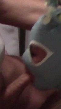 MILF s blond culíky bere péro a sperma do úst