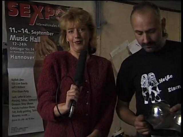 Lucky Cooch: Milf bionda all'intervista in una spaventosa stanza oscura