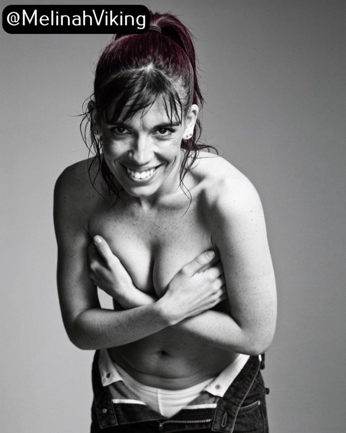 Melinah Viking: Pemotretan Topless B&amp;w