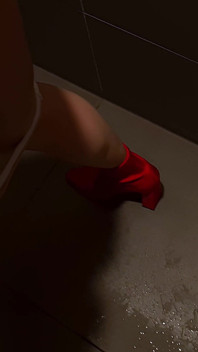 Velmi riskantní sex s mojí žhavou macechou na pánské toaletě během párty