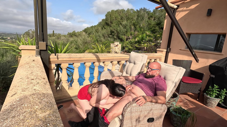 EROTICONLY: Vnadná brunetka kotě pohltí zadek a péro v divoké relaci