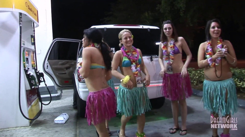 Dream Girls: Párty dívky oblečené pro Luau se svlékají v limuzíně