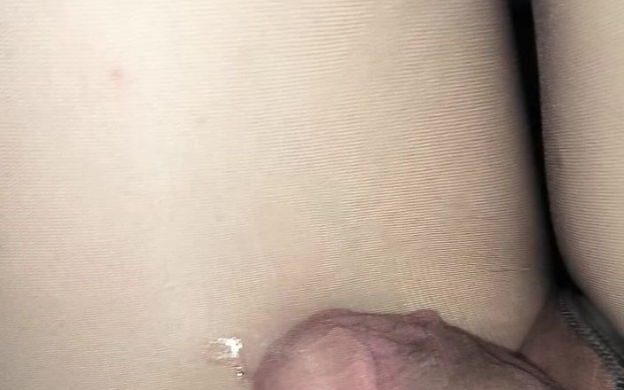 PantyhoseJuicyCummer: Drażni mój wielki kutas w czyichś szarych błyszczących rajstopach