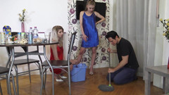 Femdom Austria: Blonďatá Brat dívka dominace femdom část 2 Dominujeme a ponižujeme našeho otroka...