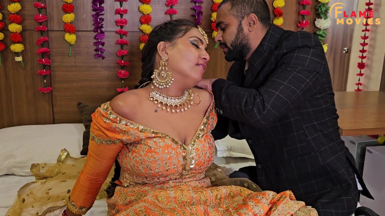 DesiHeat Studio: Razia Bhabhi și-a futut pizda strâmtă și pizda virgină de client