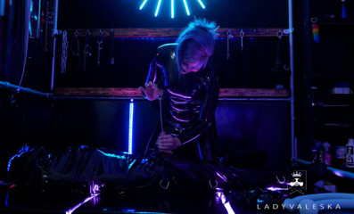 Lady Valeska: Sonando en saco de látex
