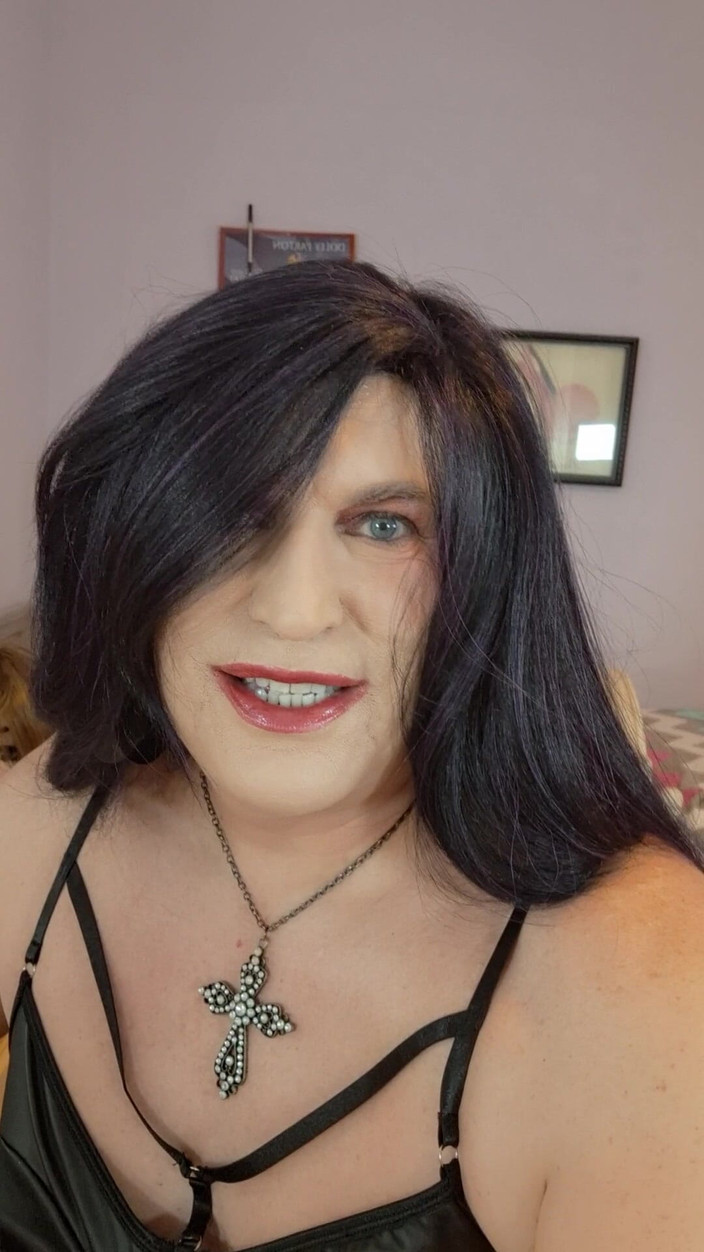 Victoria Lecherri: 让我们像女人一样张开双腿，互相舔舐！