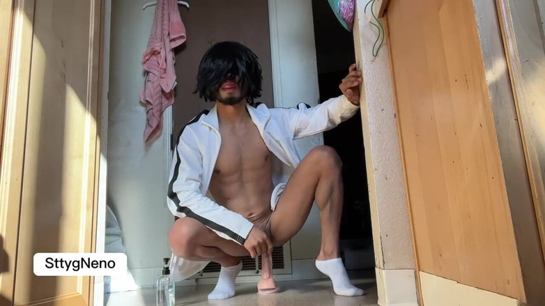 Xooshua (xblue18): Twink de 18 años montando una polla enorme después de celebrar...