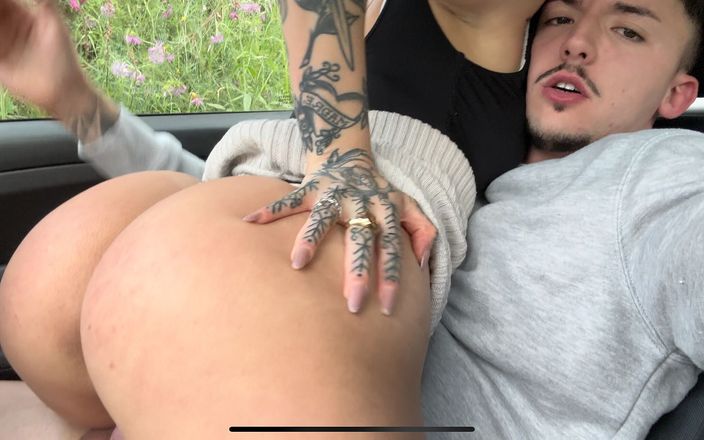 Yeri Blue: Sesso fatto in casa in macchina su una strada