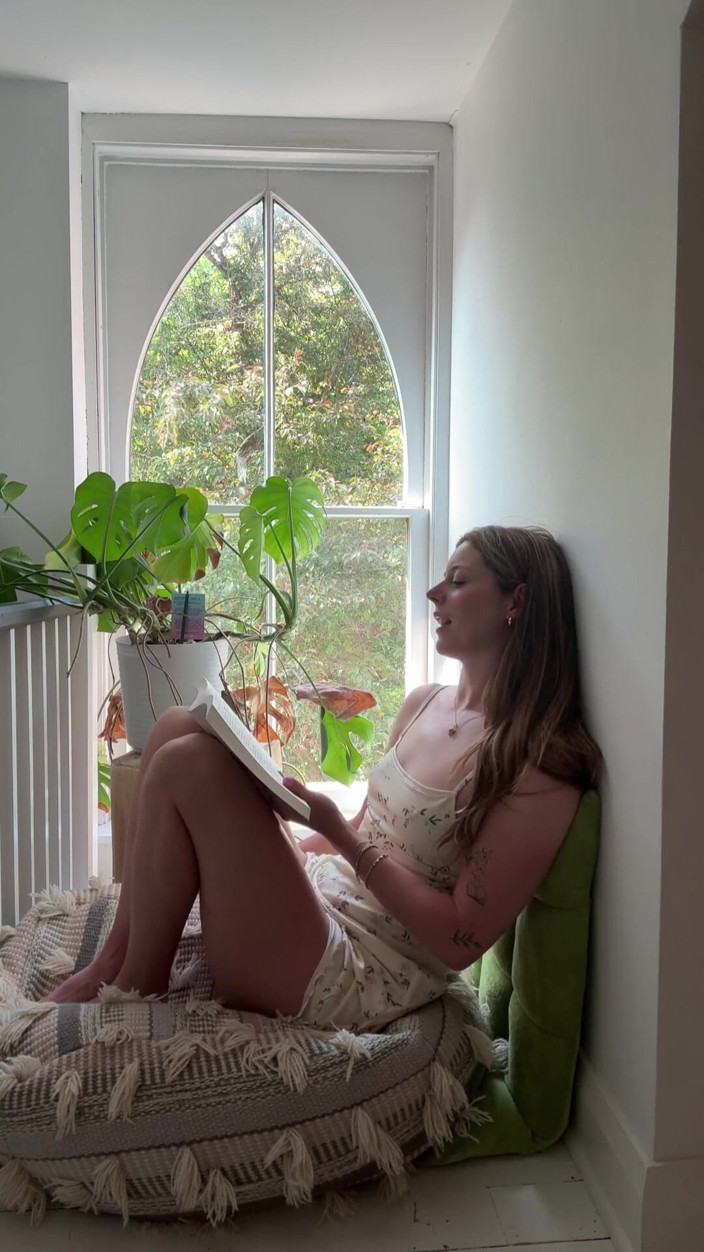 Nadia Foxx: 在尝试不要太早射精时阅读smut！歇斯底里阅读