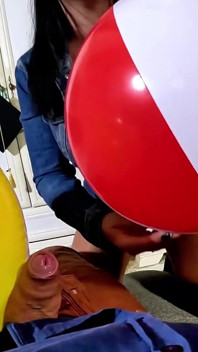 Denim beach ball förnedring: deepthroat, popping, doggy och dubbel sperma