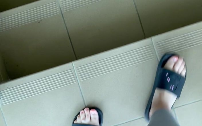 Feet: POV: zvuk žabek při chůzi v šedých legínách