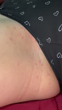 義理の妹がパンティを脱いでピンクのパパイヤを見せてくれました