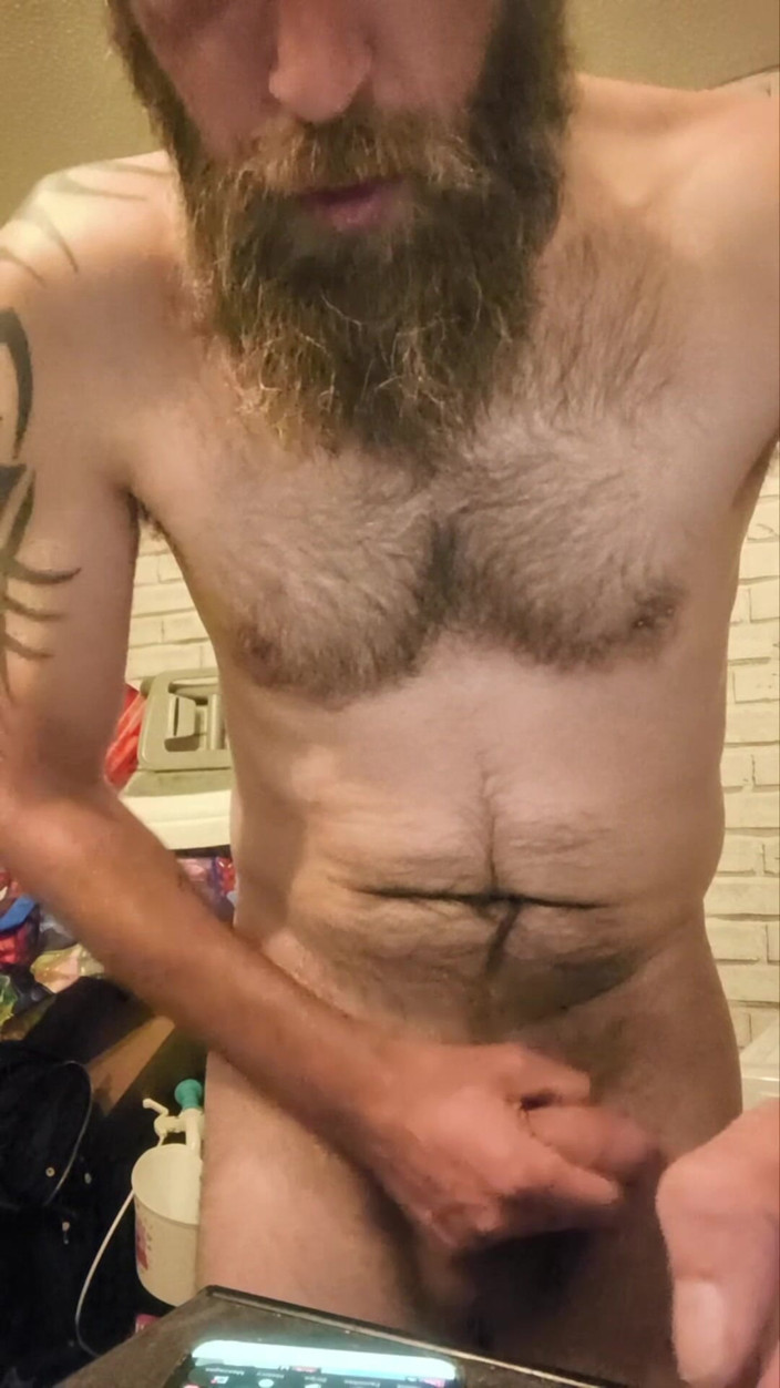 Smoking stoker: Grande pau masturbando e fumando em topless