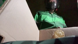 タイの配達員が荷物を配達