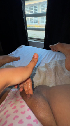 EMY_AND_JONH: Soused prochází kolem a vidí mě oknem, vždy hraje bláznivě...