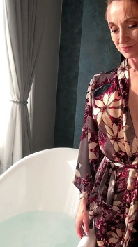 Sensual & Sexy Pussy Play Bath with MILF Next Door