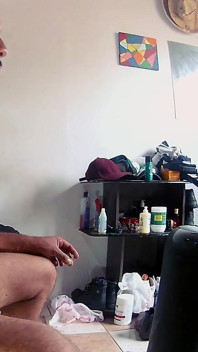 Jockstrap에서 담배를 피우는 털이 무성한 남자