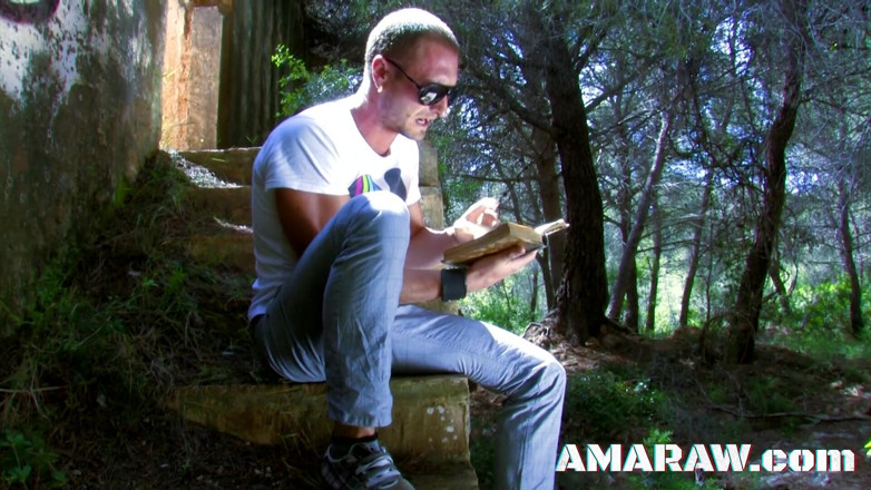Amaraw: 숲에서 얼굴을 찌푸리는 문신을 한 skank Damaris Leo