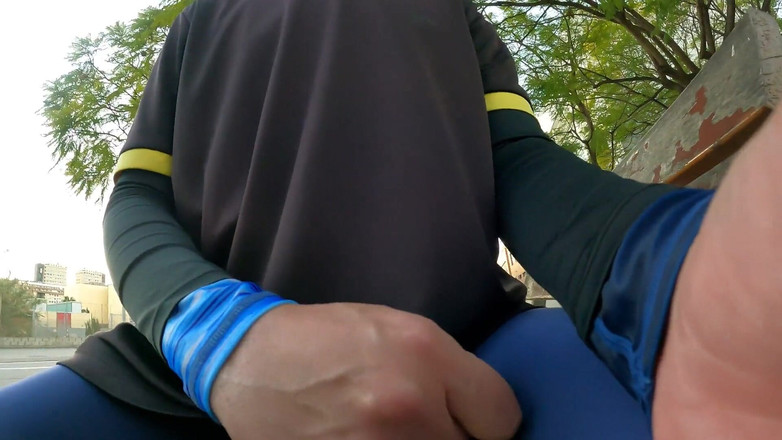 Cool Body: Mereka mergokin aku lagi crot di bajuku yang sempit! Terlalu...