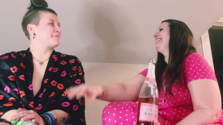 Thekookiejar: 2 eenzame dames vieren Valentijnsdag door de deurvrouw te neuken