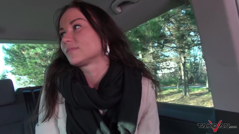 Take Van: Gerettete frau an der tankstelle