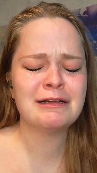 Alison Soluçando novamente