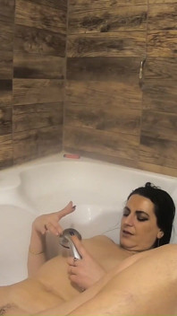 Versaute MILF-Spiele mit Mega-orgasmus in der badewanne zu hause