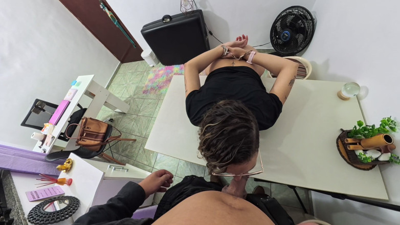 Gabi SweetCouplesStories: Passagier geeft de voorkeur aan seks en wordt vrijgelaten. POV