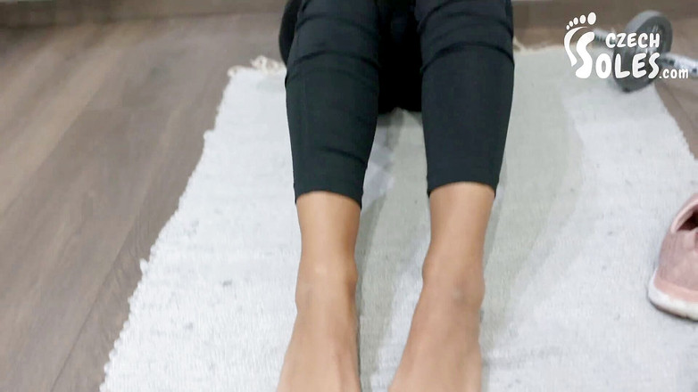 Czech Soles - foot fetish content: Fată puternică cu antrenament și picioarele ei mici și sexy