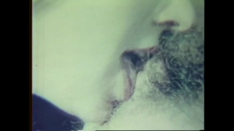 Vintage Megastore Full hd: アンドレア・トゥルーはその装置で自慰行為を行っています