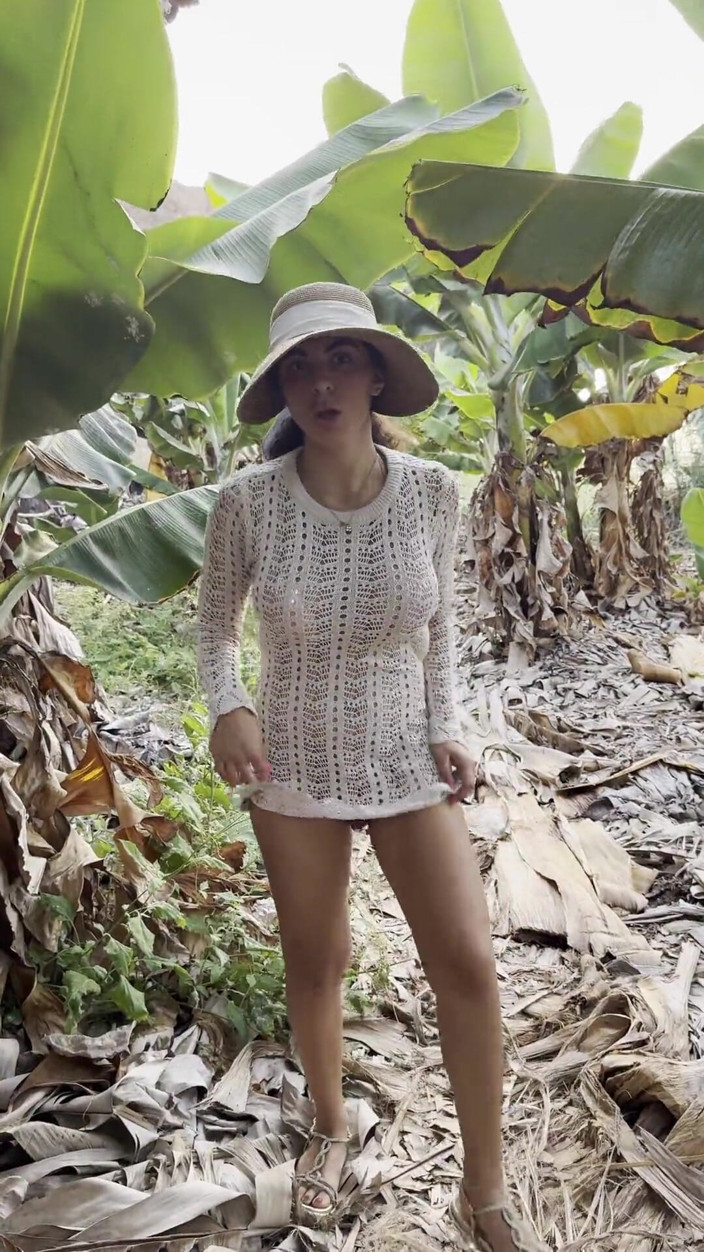 LadyAna: Una chica caminando con grandes labios en el campo, al...