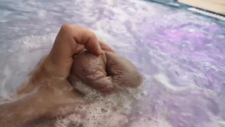 Monster_Meat_: Éjaculation dans un jacuzzi