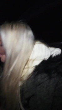 Troia bionda milf pecorina succhia molti cazzi sconosciuti e viene coperta di sborra