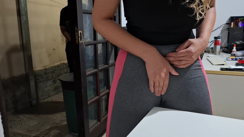 Gabi SweetCouplesStories: Masturbándose el dedo del pie camel en la mesa con...