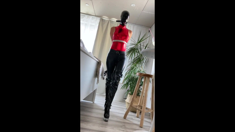 Eve Rest: Tocuri înalte legate în latex legate