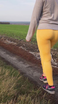 Kvinnor som går utomhus i snäva yogabyxor