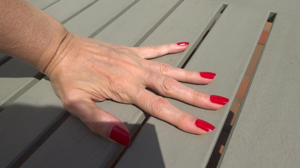 Lady Victoria Valente: Rode vingernagels zijn zo mooi - lange natuurlijke nagels!