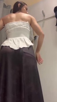 쇼핑몰 탈의실에서 새 옷을 입어보는 큰 엉덩이 갈색 머리