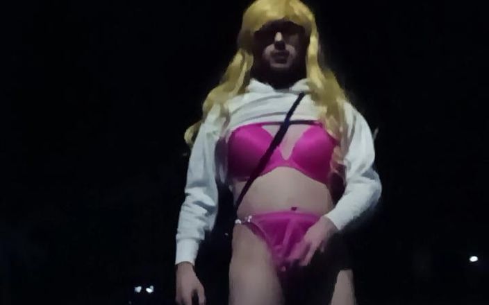 SissyschlampeVanessa: maricas se masturba arriscadamente na rua em público