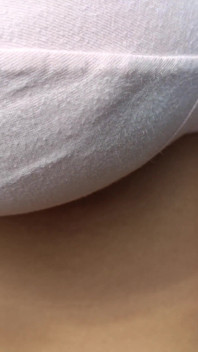 Studentessa di college con uniforme lesbica all'aperto