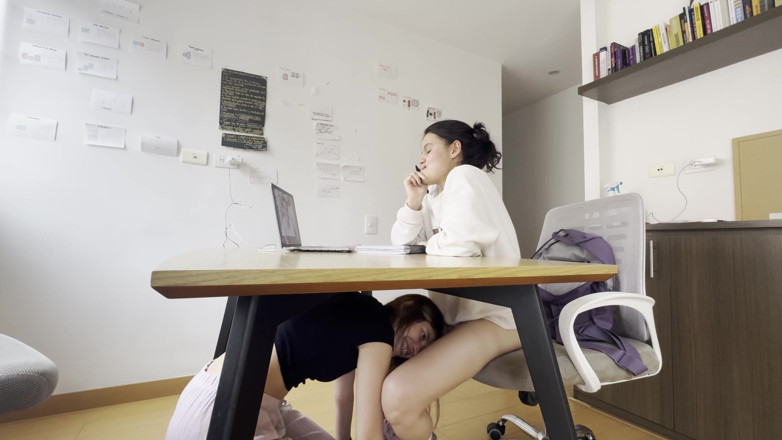 scarlettandc: 两个女孩在视频通话中互相抚摸，没有人注意到