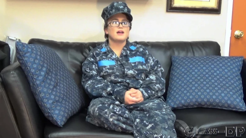 GLASSDP: Ten puszczalski żołnierz przeszedł od podstawowego szkolenia do hardcore cocksucking