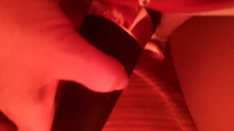 Hott Lilly: Kesenangan di sofa