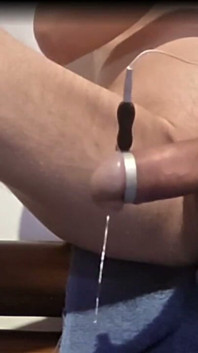O rabo do filhote abana e pinga até o orgasmo final