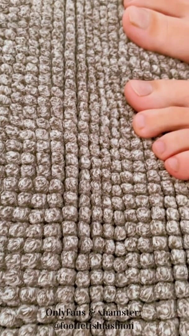 FootFetishFashion: Los pies de mi hermanastra, me encanta