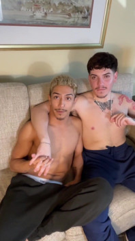 Giovani gay con un grosso cazzo si scopano selvaggiamente il superdotato gay cholo