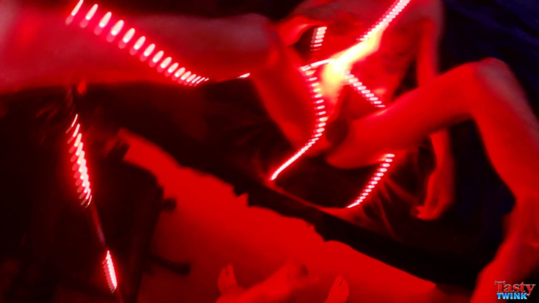 Tasty Twink: Trace dapat pantat yang dinyalakan!