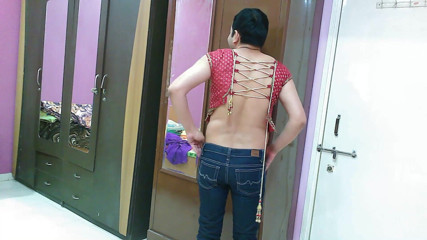 Cute & Nude Crossdresser: Сексуальный сисси кроссдрессер фембой Sweet Lollipop в топе и худенькая джинсовая.