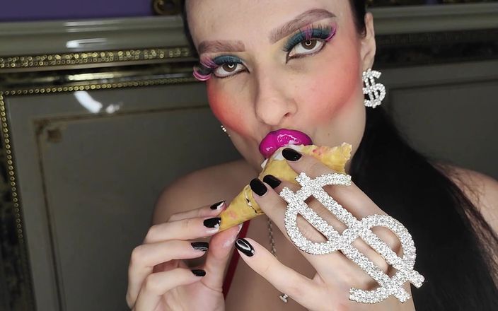 Princess18_: ग्लॉसी लिपस्टिक के साथ बड़े लिपटे बिंबो आइसक्रीम खाती है